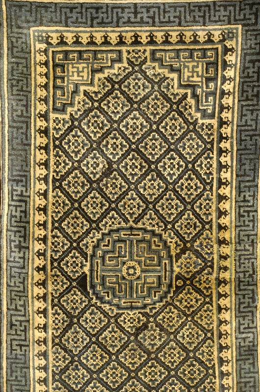 Pow Tow Antik, China, um 1900, Wolle auf Baumwolle, ca. 166 x 82 cm, Schätzwert: 2000.- EURO, EHZ: 3 rest.