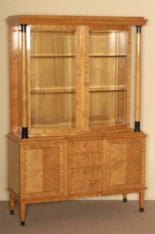 Vitrine, deutsch, um 1920, ArtDeco, Korpus Weichholz, Birke furniert, unten 2 TÜren und Schubladen, oben Glasteil mit 2 Ablagebrettern , 2 SÄulen ...