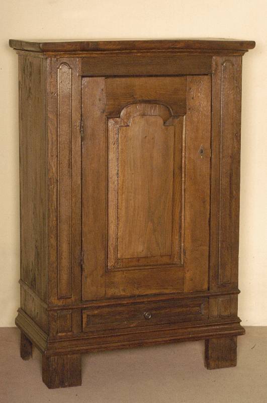 Brotschrank, deutsch/Westfalen, um 1820, Eiche massiv, MÖbel stark restauriert, z.T. ausgebessert, Front mit kassettierten FÜllungen, unten 1 ...