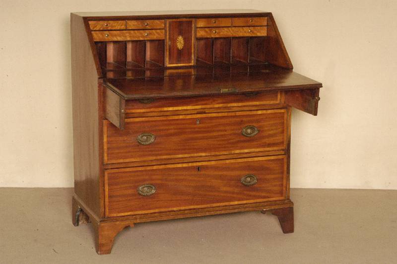 SekretÄr, England, um 1810, George III, Korpus Weichholz, Mahagoni massiv, auf BracketfÜßen, 3-schÜbig, Platte aufklappbar, Innenleben mit 6 ...