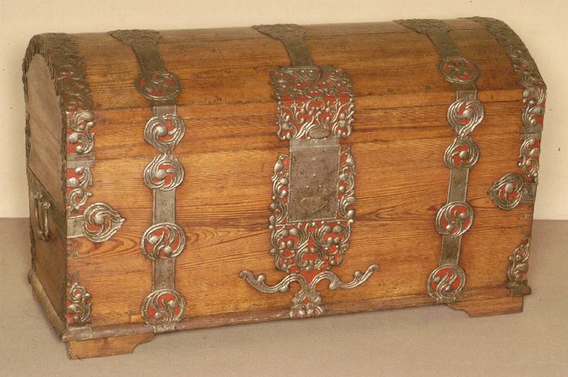 Buckeltruhe, deutsch, um 1760, Weichholz massiv, dekoriert mit EisenbeschlÄgen von feinster Schmiedearbeit, sehr aufwendige Verarbeitung, ...