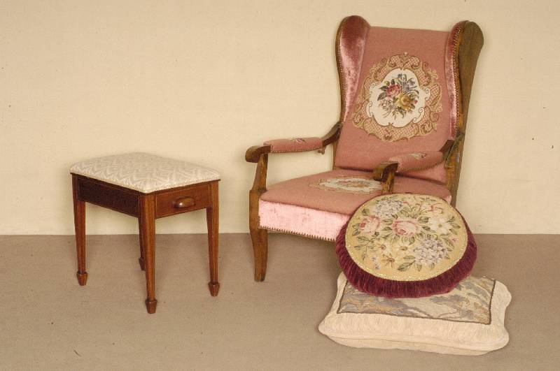 Klavierhocker, England, um 1900, Edwardien, Mahagoni massiv, z.T. furniert, leicht konische Beine, schuhfÖrmig abgesetzt, SitzflÄche ...