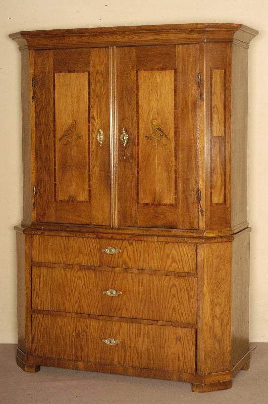 Aufsatzschrank, Unterteil 3-schÜbiges Kommodenteil, um 1760, z.T. Weichholz und Eiche massiv, RÜsterfurnier, Ecken abgeflacht, FÜße ergÄnzt, ...