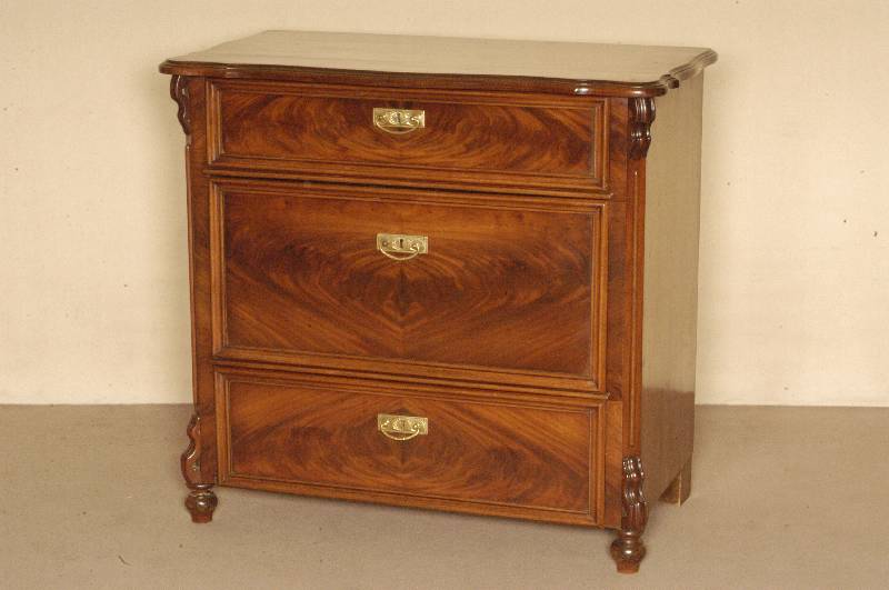Kommode, deutsch, um 1860, Louis-Philippe, Korpus Weichholz, Mahagoni furniert, abgeschrÄgte Ecken, auslaufend in Veluten, alte Politur, neu ...
