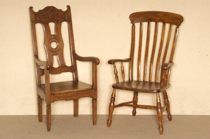 Windsorstuhl, England, um 1840, Buche und RÜster massiv, gedrechselte Beine verstrebt, hohe RÜckenlehne, z.T. leicht gebogen, Stuhl neu poliert, ...