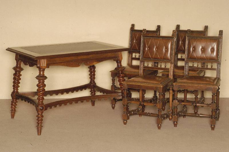 4 StÜhle, Flandern, um 1880, Eiche massiv, gedrechselte Beine, verstrebt, gerade RÜckenlehne mit LÖwenkopfdekor, Polsterung spÄter, ...