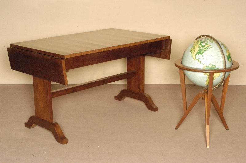 Eßtisch, DÄnemark, um 1920, seitlich abklappbar, im Biedermeierstil, Mahgoni massiv und furniert, seitlich mit Intarsien versehen , BrettfÜße, ...