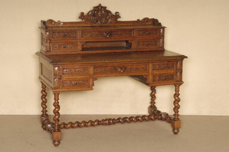 Schreibtisch mit Aufsatz, Frankreich, um 1870 , Eiche massiv, stark gedrechselte Beine, verstrebt, Lisenen dekoriert mit LÖwenkÖpfen, Aufsatz ...