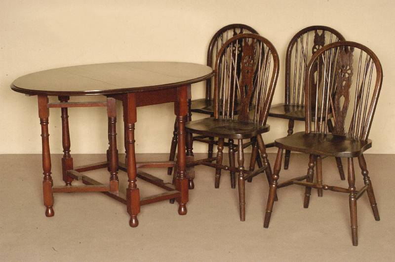 Klapptisch, England, um 1910, Mahagoni massiv, gedrechselte Beine, verstellbare Beine , jeweils zur Seite schwenkbar, als Halterung fÜr ...