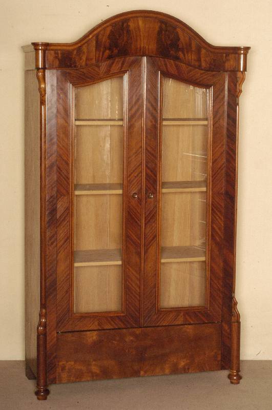 Schrank, deutsch, um 1860, Louis-Philippe, Korpus Weichholz, Mahagonifurnier, z.T. gespiegelt, auf KugelfÜßen, abgeschrÄgte Ecken , in Veluten ...