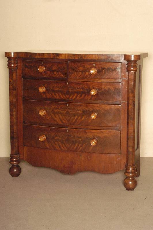 Kommode, England, um 1840, frÜhviktorianisch , Korpus Weichholz, Mahagoni furniert, gespiegelt, auf KugelfÜßen, an den Ecken gedrechselte ...