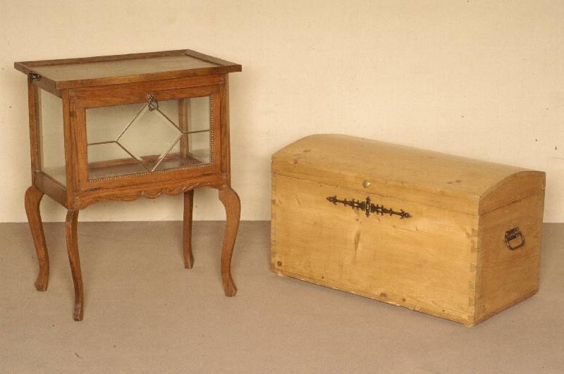 Kleine Sammlervitrine, deutsch, um 1910, Eiche massiv, sogenanntes TeeschrÄnkchen, Gebrauchsspuren, ca. 78x66x42 cm