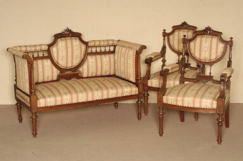 Sitzgarnitur, deutsch, um 1880, bestehend aus Sofa und 2 Sessel, Nußbaum massiv, gedrechselte Beine und RÜckenlehne, z.T. kanneliert, ...
