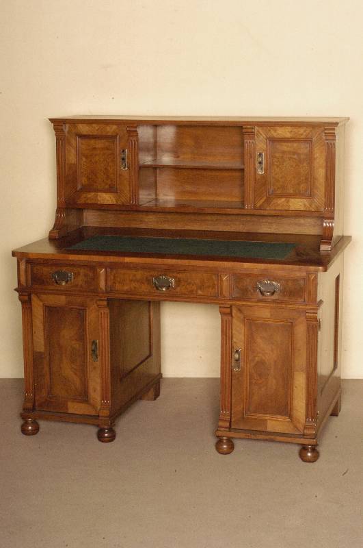 Schreibtisch, deutsch, um 1880, GrÜnderzeit, Korpus Weichholz, Nußbaumfurnier, auf KugelfÜßen, Lisenen gerillt, TÜrfÜllungen furniert mit ...