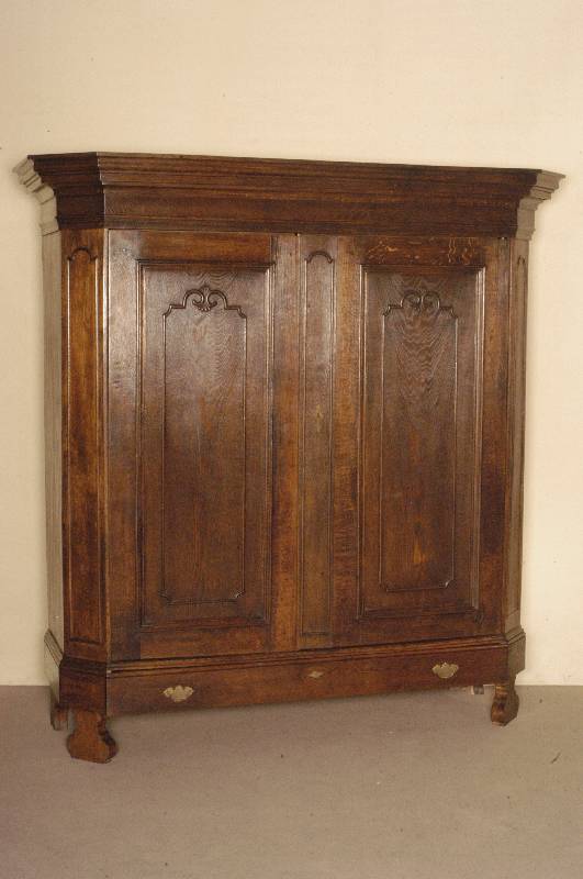 Schrank, deutsch, um 1800, Eiche massiv, sogenannter Pastorschrank, Fußleiste mit integrierter Schublade, abgeschrÄgte Ecken, TÜrfÜllungen mit ...
