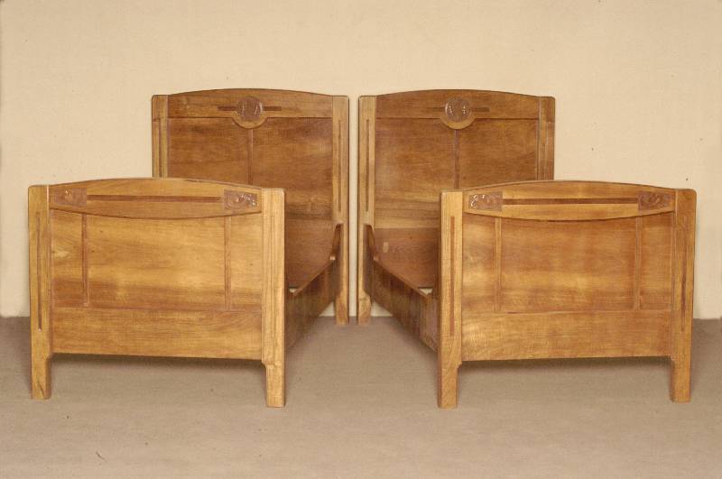 Bett, deutsch, um 1890, Jugendstil, Korpus Weichholz, Nußbaum massiv, Kopfteil gebogen mit schÖner Flachschnitzerei, BlÜtenmotiv, restauriert, ...