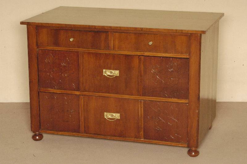 Kommode, deutsch, um 1900, Jugendstil, Korpus Weichholz, Nußbaumfurnier, auf KugelfÜßen, 2 Schubladen mit Flachschnitzereien, oben 2 kleine ...