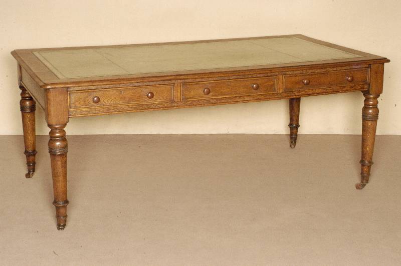 Partnerschreibtisch, England, um 1860, viktorianisch, Eiche massiv, gedrechselte Beine, mit original Rollen, beide Seiten jeweils mit 3 ...