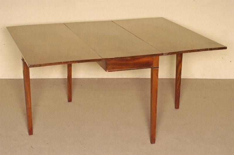 Großer Klapptisch, England, um 1810, George III, Mahagoni massiv, leicht konische Beine, MÖbel restauriert und poliert, vielfach verwendbar, ...