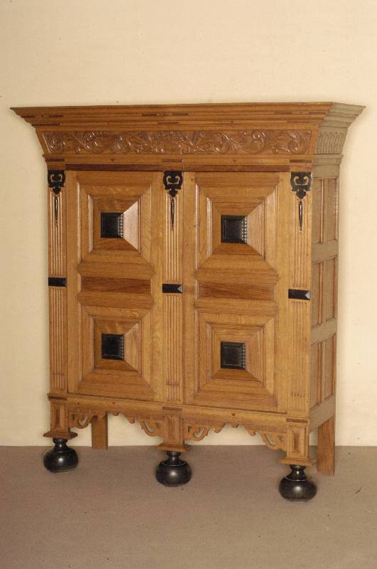 Kissenschrank, Niederlande, um 1960, z.T. auf Rahmen gearbeitet, Korpus Weichholz und Eiche massiv, Eichefurnier, Kissen Palisanderfurnier, ...