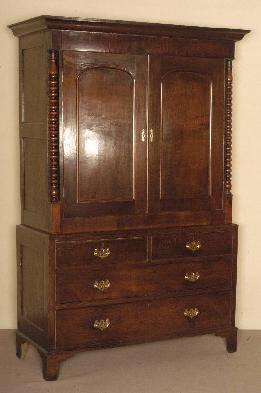 Kabinettschrank, England, um 1840, Korpus Eiche massiv, z.T. Mahagoni furniert, auf BraketfÜßen, 4-schÜbig, Oberteil an den Ecken mit ...
