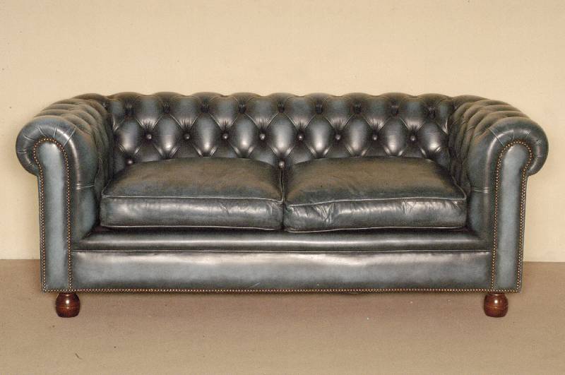 Chesterfieldsofa, im englischen Stil, blaues Rindsleder, RÜckenlehne genoppt und geheftet, lose Kissen, Leder in gutem Zustand, Gebrauchsspuren, ...