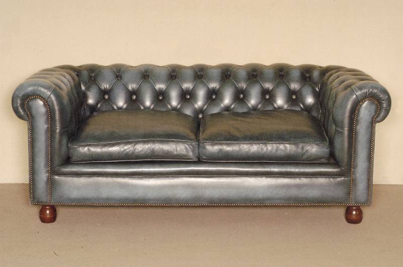 Chesterfieldsofa, im englischen Stil, blaues Rindsleder, RÜckenlehne genoppt und geheftet, lose Kissen, Leder in gutem Zustand, Gebrauchsspuren, ...