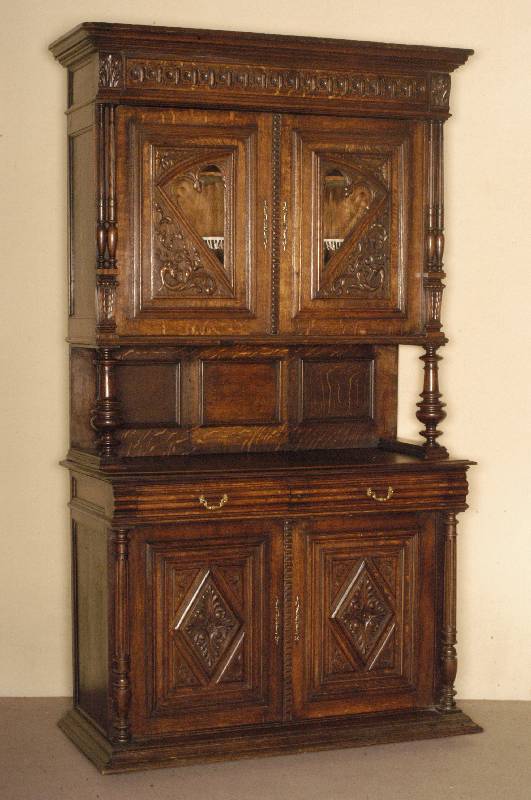 Aufsatzbuffet, Frankreich, um 1880, Eiche massiv, Unterteil auf vorgesetzten KugelfÜßen, Lisenen mit VollsÄulen, gedrechselt und kanneliert, ...