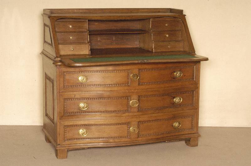 geschwungene Kommode mit SekretÄraufsatzteil, westdeutsch/Pfalz, um 1780/90, Eiche massiv, ausgesuchtes Hirnholz, gewachsene Patina, Schnitzereien ...