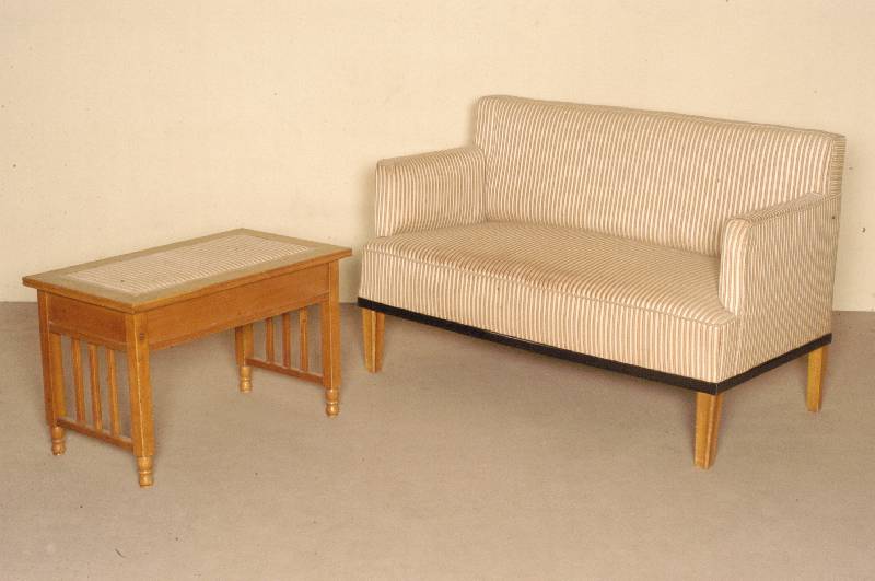 Sofa, deutsch, um 1905/10, Buche massiv, geschwÄrzte Zierleiste, wohl ursprÜnglich mit Umbau bzw. Einbau in einer Nische, Polsterung alt ...
