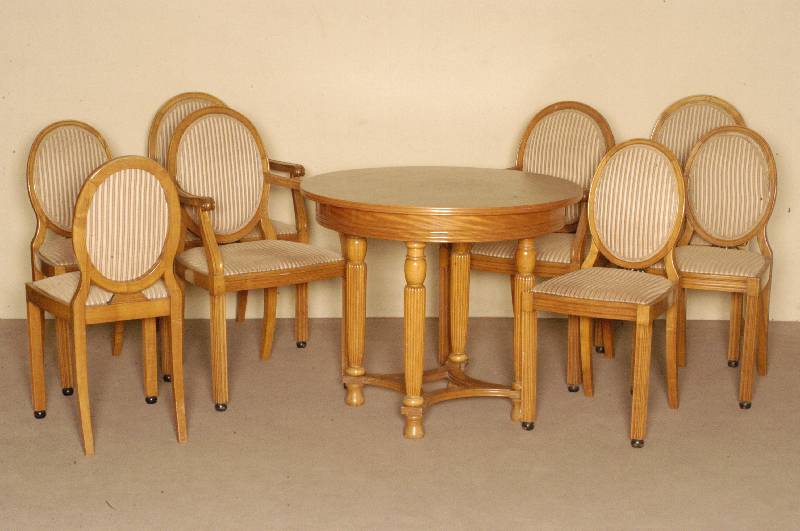 eleganter Salontisch, deutsch, um 1900/05, Jugendstil mit starkem klassizistischem Einfluß, Ahorn z.T. massiv, Beine durch Fußleiste in sich ...