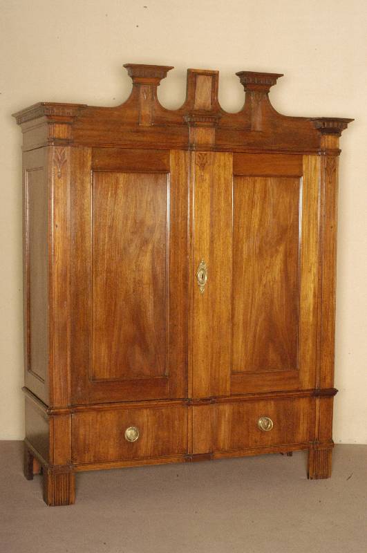 Kleiderschrank, Elsaß/Lothringen, um 1810, Kirschbaum massiv, Nußbaumfurnier, komplett auf Rahmen gearbeitet, unterteilt, Lisenen getreppt, ...