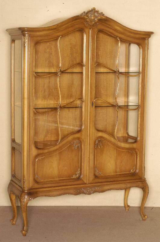 Vitrine, Warrings, Modell Karlsruhe, Buche massiv, Wurzelnußfurnier, doppelt gespiegelt, sogenanntes Hochbarock, aufgesetzte Schnitzleisten mit ...