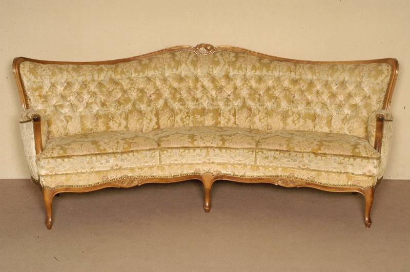 geschwungene Couch, deutsch, 3-sitzer, Gestell Nußbaum massiv, Schnitzereien aus dem Vollholz, typisches Konzept um 1965/70, RÜcken geheftet und ...