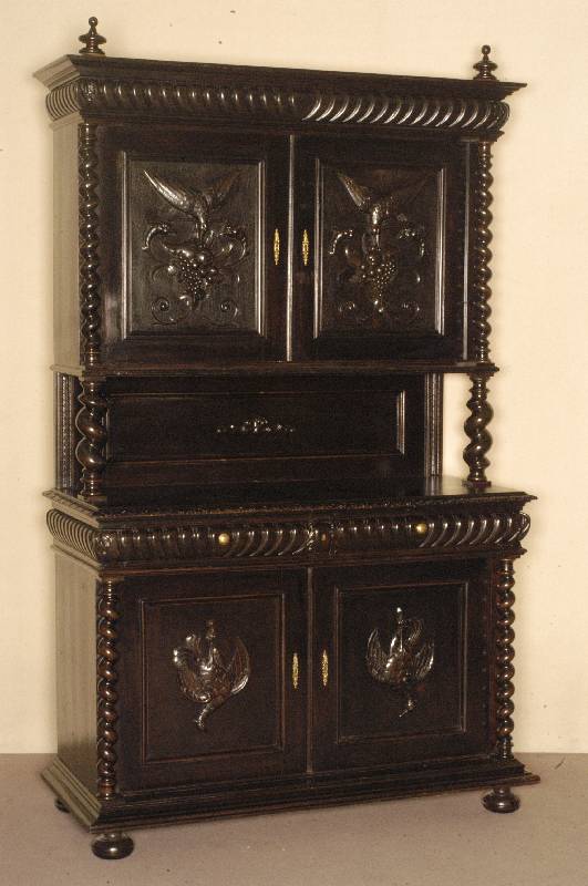 Prunkschrank, Frankreich, um 1880, Eiche massiv, teils furniert, viertÜrig mit zwei Schubladen, mehrfach profilierter Sockel und Kranz, ...