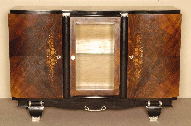 ArtDeco-Sideboard, Frankreich, um 1930, Entwurfsarbeit in NÄhe zu Leleu, mit Nußbaumwurzel mehrfach gespiegelt furniert, aufwendige ...