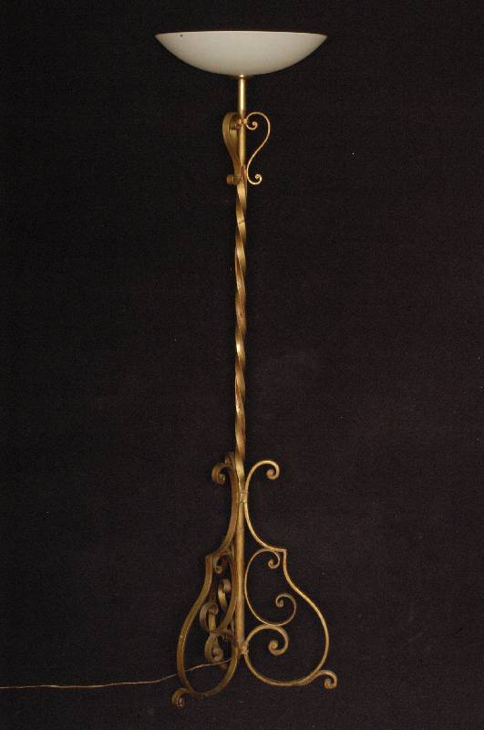 Stehlampe, Frankreich, um 1920, Eisenmontur goldfarben gefaßt, ausladender farblos mattierter Glasschirm, wohnfertiger Zustand, Elektrifizierung ...