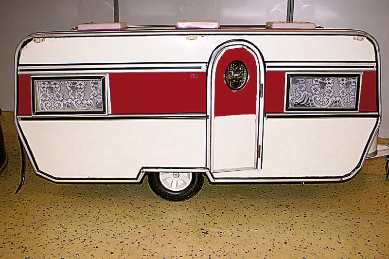 Puppenwohnwagen, deutsch, 60er/70er Jahre, MetallgehÄuse, weiß und rot lackiert, mit Inneneinrichtung, wohl Sonderanfertigung fÜr ein ...