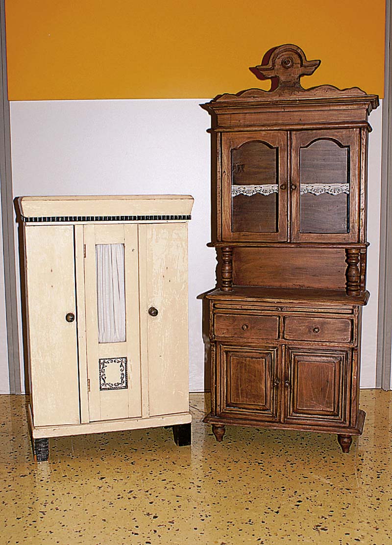 Puppenkleiderschrank, 60er Jahre, Holz, beige gefasst, 2 TÜren, Mittelteil dezent floral verziert, l. Gebr.-Spuren, ca. 64x40x20 cm