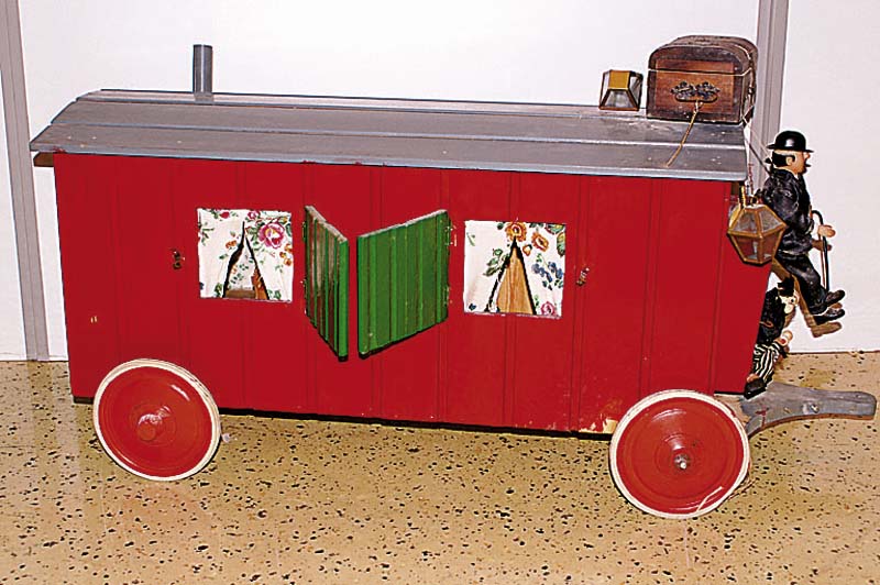 Jahrmarktswagen, 60er Jahre, Holz, rot und grau gefasst, zwei Achsen, eine lose, mit dezenter Inneneinrichtung, Alterssp., wohl Eigenanfertigung, ...