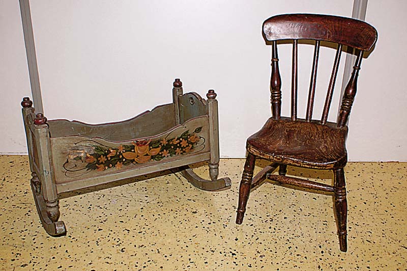 KinderstÜhlchen, Holzt, teilweise gedrechselt, RÜckenlehne fÜnffach verstrebt, stÄrkere Geb.-sp., sollte neu verleimt werden, H.ca. 60, SH 27 cm