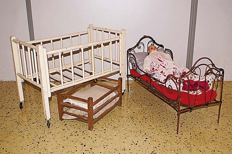 3 Puppenbettchen und Puppe, Bettchen 1 x Metallgestell, allseitig abstrakt floral verziert, 2 x Holzgestell, dazu MassekopfpÜppchen, ungemarkt, ...