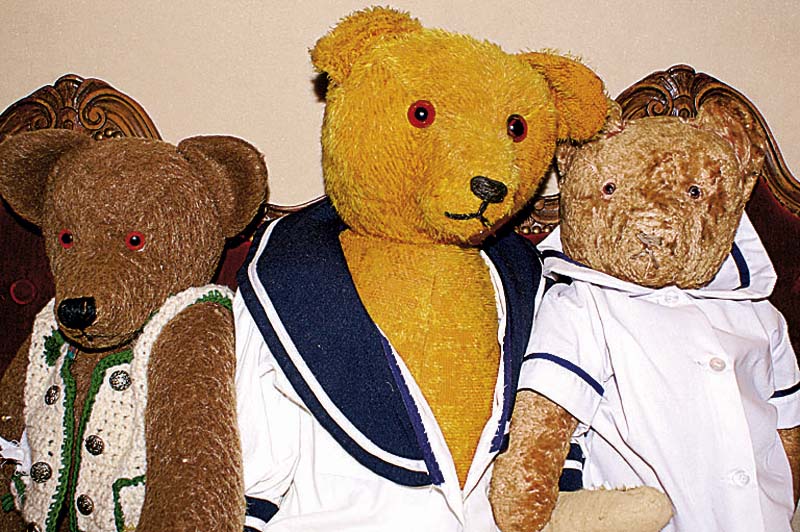Teddy, 40er/50er Jahre, ungemarkt, ursprÜngl . rosafarb. PlÜsch, Holzwolle gstopft, an Pfoten und Schnauze neu vernÄht, altersb. beschmutzt und ...