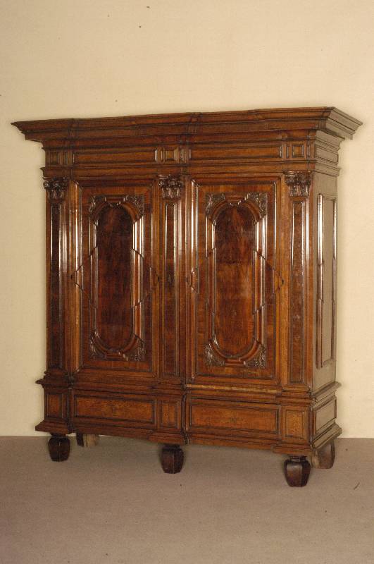 Hamburger Schapp, um 1730, Korpus Eiche massiv, von bester QualitÄt, komplett auf Rahmen gearbeitet, Front und Seiten reich profiliert, Kopf ...
