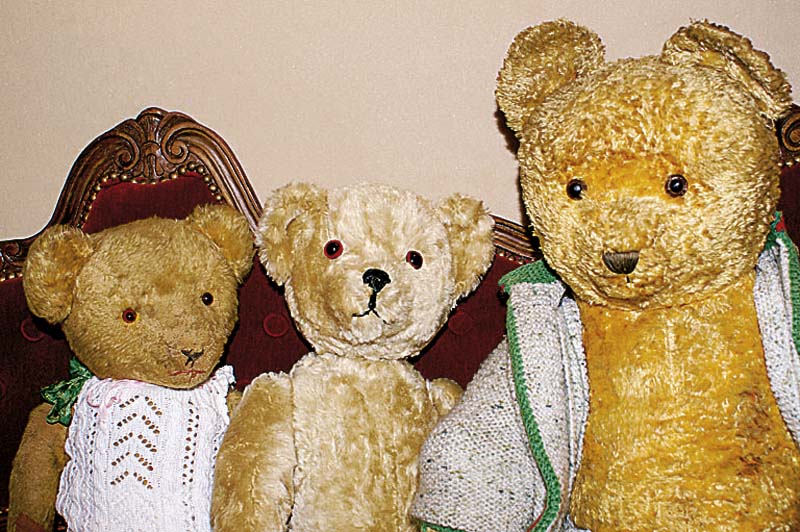Konvolut 2 Teddys, 30er u. 80er Jahre, beide ungemarkt, blonder und beiger Mohair, 1x stÄrker bespielt u. z.T. neu vernÄht bzw. geflickt, l. ...