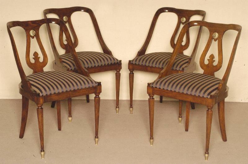 4 StÜhle, England, um 1910, Mahagoni massiv, gedrechselte Beine, gerillt, RÜckenlehne lyrafÖrmig aufgebaut, in der Mitte abgesetzte ...