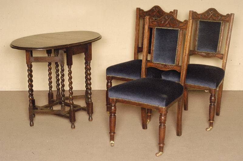 Klapptisch, England, um 1900, Eiche massiv, viktorianischer Stil, stark gedrechselte Beine , ovale Platte, beidseitig aufklappbar, zeittypisch, ...