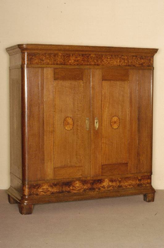 Schrank, deutsch/wohl Westfalen, um 1830/40, Eiche massiv, original FÜße, TÜren und Kopf mit schÖnen Einlegearbeiten aus verschiedenen ...