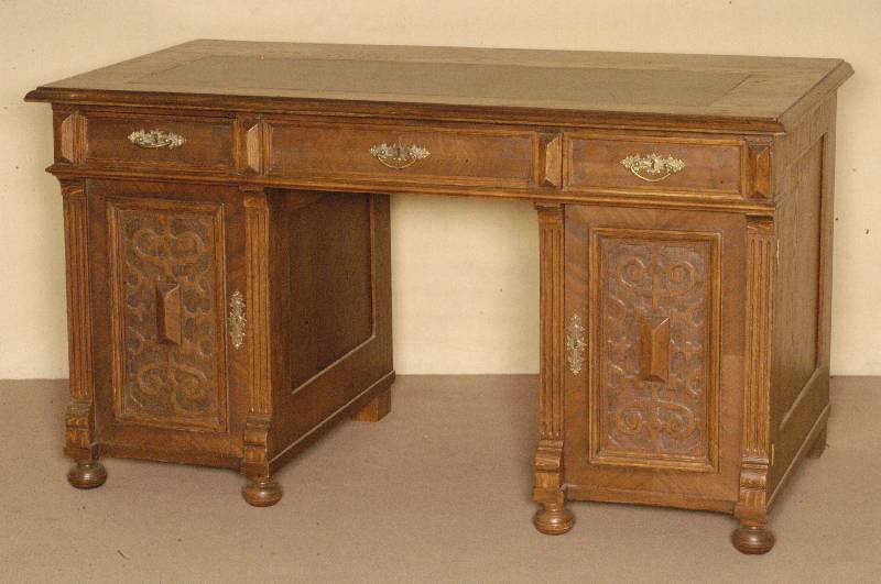 Schreibtisch, deutsch, um 1880/90, Korpus Weichholz/Hartholz, Eichefurnier, z.T. gespiegelt verlegt, zum großen Teil auf Rahmen gearbeitet, ...