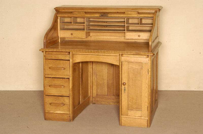 RollbÜro, deutsch, um 1910, Eiche massiv, auf Rahmen gearbeitet, Inneneinrichtung mit AblagefÄchern und zwei Schubladen, sehr gute Verarbeitung, ...